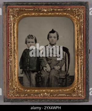 Portrait de deux garçons, vers 1860. Informations supplémentaires : un garçon debout à côté du garçon assis ; éventuellement frères. Banque D'Images