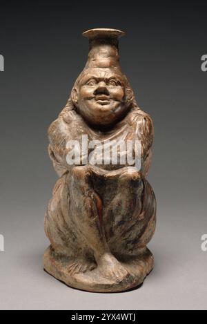 Vase en plastique sous la forme d'une femme asservie assise, IIe-Ier siècle av. J.-C. Informations supplémentaires : une femme assise forme le corps de ce vase figuratif. Ses vêtements et sa posture la caractérisent comme une personne esclave. Dans la période hellénistique, il y avait un intérêt accru à représenter les gens en marge de la société - esclaves, ivrognes, personnes âgées, ceux avec des déformations physiques - dans toutes les formes d'art, de la sculpture à grande échelle aux petits vaisseaux.vases --vaisseaux faits sous la forme d'un être humain, animal, ou mythologique -- a apprécié des périodes de popularité en grec Bien qu'ils aient été les plus populaires dans les années 600 a Banque D'Images