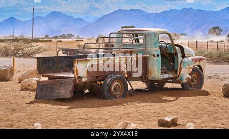 Un vieux camion rouillé et endommagé dans le désert, des épaves de voiture à Solitare, Namibie Banque D'Images