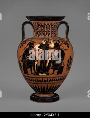 Attic Black-figure Neck Amphora, environ 510 av. J.-C. Pot de stockage avec Achille et Ajax Gaming. Informations supplémentaires : deux guerriers assis à jouer un jeu de société, tandis que la déesse Athéna se tient devant le plateau et les gestes. Les guerriers ont leur armure et leurs armes prêtes, comme s'ils faisaient une pause pendant une pause dans le conflit. Sur la base de scènes similaires avec des inscriptions, les deux guerriers peuvent être identifiés comme Ajax et Achille, les principaux hommes de l'armée grecque. Cette scène était très populaire dans la peinture de vase athénienne de la fin des années 500 av. J.-C. et était un favori des peintres du groupe Leagros. Certains érudits démentent Banque D'Images