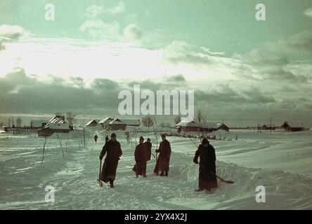 Les soldats de la 110e division d'infanterie travaillent au déneigement de la route près de leur poste à Makarowa, dans la section centrale du front de l'est, en hiver. [traduction automatique] Banque D'Images