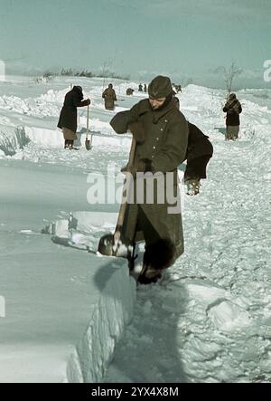 Les soldats de la 110e division d'infanterie travaillent au déneigement de la route près de leur poste à Makarowa, dans la section centrale du front de l'est, en hiver. [traduction automatique] Banque D'Images