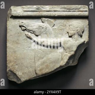 Relief votif (le relief Cottenham), vers 500 av. J.-C. Soulagement avec un jeune retenant un cheval. Informations supplémentaires : un jeune homme se penche en arrière pour retenir un cheval vivant sur ce fragment en relief, qui ne préserve que la partie supérieure gauche de la scène originale. Les jeunes hommes et leurs chevaux étaient un thème populaire en grec Le cheval était un symbole de prestige, de richesse et de statut, et même de modestes reliefs représentant des jeunes avec l'animal transmettaient un message de haut rang social. Ce relief a probablement été installé dans un sanctuaire comme offrande votive, peut-être pour honorer le vainqueur d'une course de chevaux. Découvert et d Banque D'Images