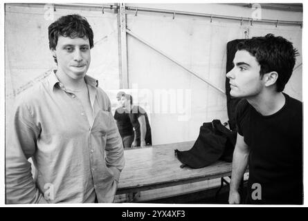 STEREOPHONICS, YOUNG, BACKSTAGE, CARDIFF BIG WEEKEND, 1997 : la formation originale de Stereophonics a photographié les coulisses avant d'être en tête d'affiche vendredi soir au Big Weekend Festival on City Lawns à Cardiff, pays de Galles, Royaume-Uni, le 8 août 1997. Photo : Rob Watkins. INFO : Stereophonics, un groupe de rock gallois, a émergé dans les années 1990 en tant que personnalités éminentes du rock britannique. Avec la voix râpeuse de Kelly Jones et des tubes comme 'Dakota', ils ont obtenu un succès commercial. Leur discographie reflète un mélange diversifié de genres rock, mettant en valeur leur attrait durable. Banque D'Images