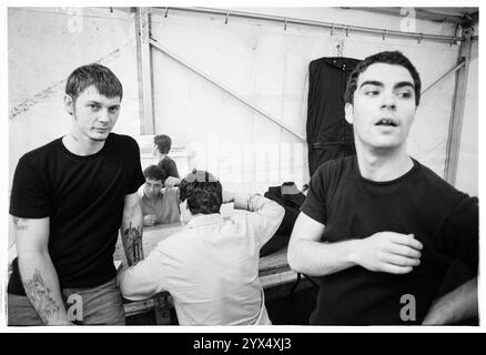 STEREOPHONICS, YOUNG, BACKSTAGE, CARDIFF BIG WEEKEND, 1997 : la formation originale de Stereophonics a photographié les coulisses avant d'être en tête d'affiche vendredi soir au Big Weekend Festival on City Lawns à Cardiff, pays de Galles, Royaume-Uni, le 8 août 1997. Photo : Rob Watkins. INFO : Stereophonics, un groupe de rock gallois, a émergé dans les années 1990 en tant que personnalités éminentes du rock britannique. Avec la voix râpeuse de Kelly Jones et des tubes comme 'Dakota', ils ont obtenu un succès commercial. Leur discographie reflète un mélange diversifié de genres rock, mettant en valeur leur attrait durable. Banque D'Images