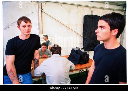 STEREOPHONICS, YOUNG, BACKSTAGE, CARDIFF BIG WEEKEND, 1997 : la formation originale de Stereophonics a photographié les coulisses avant d'être en tête d'affiche vendredi soir au Big Weekend Festival on City Lawns à Cardiff, pays de Galles, Royaume-Uni, le 8 août 1997. Photo : Rob Watkins. INFO : Stereophonics, un groupe de rock gallois, a émergé dans les années 1990 en tant que personnalités éminentes du rock britannique. Avec la voix râpeuse de Kelly Jones et des tubes comme 'Dakota', ils ont obtenu un succès commercial. Leur discographie reflète un mélange diversifié de genres rock, mettant en valeur leur attrait durable. Banque D'Images