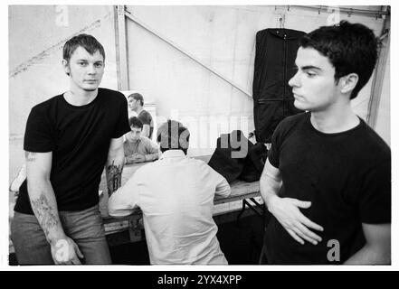 STEREOPHONICS, YOUNG, BACKSTAGE, CARDIFF BIG WEEKEND, 1997 : la formation originale de Stereophonics a photographié les coulisses avant d'être en tête d'affiche vendredi soir au Big Weekend Festival on City Lawns à Cardiff, pays de Galles, Royaume-Uni, le 8 août 1997. Photo : Rob Watkins. INFO : Stereophonics, un groupe de rock gallois, a émergé dans les années 1990 en tant que personnalités éminentes du rock britannique. Avec la voix râpeuse de Kelly Jones et des tubes comme 'Dakota', ils ont obtenu un succès commercial. Leur discographie reflète un mélange diversifié de genres rock, mettant en valeur leur attrait durable. Banque D'Images