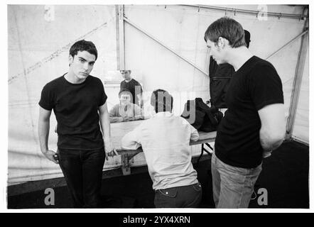 STEREOPHONICS, YOUNG, BACKSTAGE, CARDIFF BIG WEEKEND, 1997 : la formation originale de Stereophonics a photographié les coulisses avant d'être en tête d'affiche vendredi soir au Big Weekend Festival on City Lawns à Cardiff, pays de Galles, Royaume-Uni, le 8 août 1997. Photo : Rob Watkins. INFO : Stereophonics, un groupe de rock gallois, a émergé dans les années 1990 en tant que personnalités éminentes du rock britannique. Avec la voix râpeuse de Kelly Jones et des tubes comme 'Dakota', ils ont obtenu un succès commercial. Leur discographie reflète un mélange diversifié de genres rock, mettant en valeur leur attrait durable. Banque D'Images