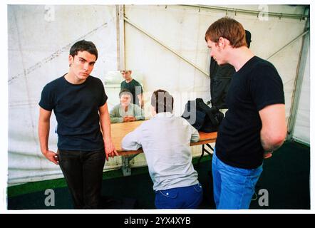 STEREOPHONICS, YOUNG, BACKSTAGE, CARDIFF BIG WEEKEND, 1997 : la formation originale de Stereophonics a photographié les coulisses avant d'être en tête d'affiche vendredi soir au Big Weekend Festival on City Lawns à Cardiff, pays de Galles, Royaume-Uni, le 8 août 1997. Photo : Rob Watkins. INFO : Stereophonics, un groupe de rock gallois, a émergé dans les années 1990 en tant que personnalités éminentes du rock britannique. Avec la voix râpeuse de Kelly Jones et des tubes comme 'Dakota', ils ont obtenu un succès commercial. Leur discographie reflète un mélange diversifié de genres rock, mettant en valeur leur attrait durable. Banque D'Images