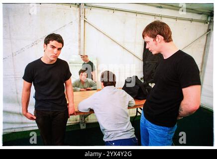 STEREOPHONICS, YOUNG, BACKSTAGE, CARDIFF BIG WEEKEND, 1997 : la formation originale de Stereophonics a photographié les coulisses avant d'être en tête d'affiche vendredi soir au Big Weekend Festival on City Lawns à Cardiff, pays de Galles, Royaume-Uni, le 8 août 1997. Photo : Rob Watkins. INFO : Stereophonics, un groupe de rock gallois, a émergé dans les années 1990 en tant que personnalités éminentes du rock britannique. Avec la voix râpeuse de Kelly Jones et des tubes comme 'Dakota', ils ont obtenu un succès commercial. Leur discographie reflète un mélange diversifié de genres rock, mettant en valeur leur attrait durable. Banque D'Images