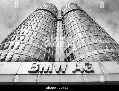 Vue de l'entrée principale du bâtiment de grande hauteur BMW à quatre cylindres au siège de BMW AG, Petuelring 130 à Munich. [traduction automatique] Banque D'Images