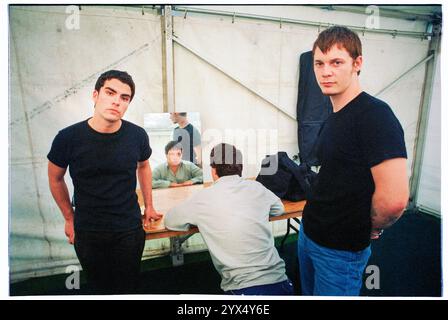 STEREOPHONICS, YOUNG, BACKSTAGE, CARDIFF BIG WEEKEND, 1997 : la formation originale de Stereophonics a photographié les coulisses avant d'être en tête d'affiche vendredi soir au Big Weekend Festival on City Lawns à Cardiff, pays de Galles, Royaume-Uni, le 8 août 1997. Photo : Rob Watkins. INFO : Stereophonics, un groupe de rock gallois, a émergé dans les années 1990 en tant que personnalités éminentes du rock britannique. Avec la voix râpeuse de Kelly Jones et des tubes comme 'Dakota', ils ont obtenu un succès commercial. Leur discographie reflète un mélange diversifié de genres rock, mettant en valeur leur attrait durable. Banque D'Images