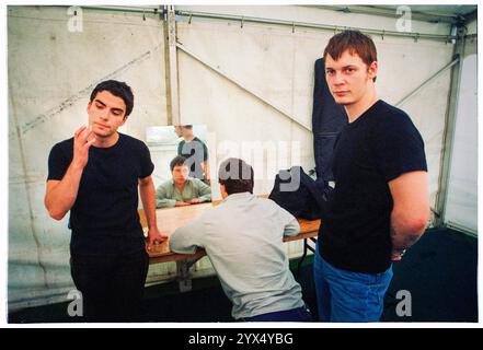 STEREOPHONICS, YOUNG, BACKSTAGE, CARDIFF BIG WEEKEND, 1997 : la formation originale de Stereophonics a photographié les coulisses avant d'être en tête d'affiche vendredi soir au Big Weekend Festival on City Lawns à Cardiff, pays de Galles, Royaume-Uni, le 8 août 1997. Photo : Rob Watkins. INFO : Stereophonics, un groupe de rock gallois, a émergé dans les années 1990 en tant que personnalités éminentes du rock britannique. Avec la voix râpeuse de Kelly Jones et des tubes comme 'Dakota', ils ont obtenu un succès commercial. Leur discographie reflète un mélange diversifié de genres rock, mettant en valeur leur attrait durable. Banque D'Images