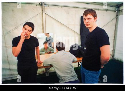 STEREOPHONICS, YOUNG, BACKSTAGE, CARDIFF BIG WEEKEND, 1997 : la formation originale de Stereophonics a photographié les coulisses avant d'être en tête d'affiche vendredi soir au Big Weekend Festival on City Lawns à Cardiff, pays de Galles, Royaume-Uni, le 8 août 1997. Photo : Rob Watkins. INFO : Stereophonics, un groupe de rock gallois, a émergé dans les années 1990 en tant que personnalités éminentes du rock britannique. Avec la voix râpeuse de Kelly Jones et des tubes comme 'Dakota', ils ont obtenu un succès commercial. Leur discographie reflète un mélange diversifié de genres rock, mettant en valeur leur attrait durable. Banque D'Images