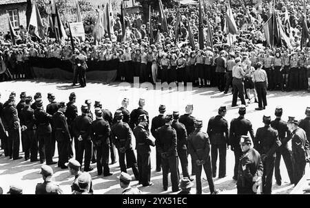 Le 1er juin 1950, des policiers et des jeunes allemands se confrontent à la frontière intérieure de l'Allemagne près de Herrnburg. [traduction automatique] Banque D'Images