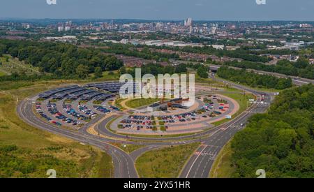 Vue aérienne de Leeds Park and Ride montrant les parkings et les installations de transport public desservant Leeds, West Yorkshire, Angleterre. Banque D'Images