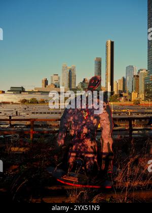 Rails Aglow : coucher de soleil sur les voies de New York depuis la High Line Banque D'Images