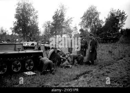 Russie 1943 : véhicule demi-voie défectueux avec un général et une escorte allemands. En arrière-plan, un chasseur de chars Marder III avec infanterie montée. La photo a été prise lors de l'offensive russe (opération Smolensk) dans la partie centrale du front de l'est. Il a utilisé un tracteur Sdkfz.10 de 1 tonne pour la reconnaissance. Le photographe a été affecté à l'unité de couverture du général dans la 110e division d'infanterie. [traduction automatique] Banque D'Images