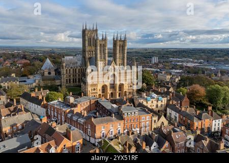 York Minster et York City vue aérienne surplombant la ville de York. Vue ensoleillée sur le minster et les remparts de la ville. Ville historique du North Yorkshire Banque D'Images