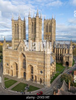 York Minster et York City vue aérienne surplombant la ville de York. Vue ensoleillée sur le minster et les remparts de la ville. Ville historique du North Yorkshire Banque D'Images