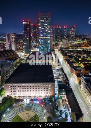 Centre-ville de Manchester, Grand Manchester, Royaume-Uni. Vue aérienne nocturne des rues illuminées, de l'architecture moderne et du centre-ville animé après la tombée de la nuit. Banque D'Images