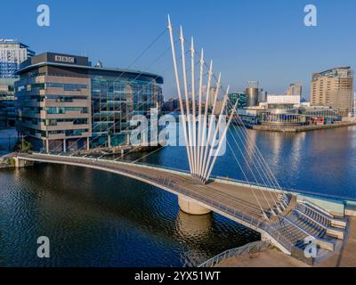 Salford Quays, Manchester, Angleterre. Vue aérienne panoramique du front de mer régénéré mettant en vedette MediaCityUK, The Lowry et les quais. Banque D'Images