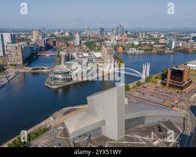 Salford Quays, Grand Manchester, Angleterre. Vue aérienne de MediaCityUK, The Lowry et le front de mer moderne longeant le Manchester Ship Canal. Banque D'Images