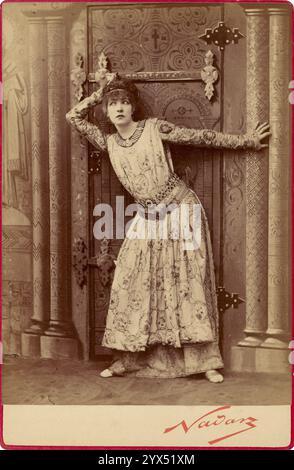 Sarah Bernhardt dans le rôle de l'impératrice Théodora dans 'Theodora' de Sardou, négatif 1884 ; impression et montage vers 1889. Informations complémentaires : une femme, Sarah Bernhardt, a posé de façon spectaculaire contre un mur à colonnes, comme si elle écoutait de l'activité de l'autre côté de la porte. Banque D'Images