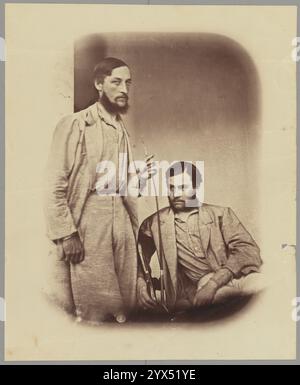 Deux hommes ; Inde après la mutinerie & amp ; Kutub Minar, 1858, 1858. Informations complémentaires : portrait en studio de deux officiers britanniques qui ont participé à la répression britannique du soulèvement de 1857 en Inde. Deux hommes blancs en costumes de couleur pâle sont montrés dans un espace studio. L'homme de gauche, aux cheveux foncés et à la barbe pleine, se tient debout et tient le bout d'une récolte ; un autre homme aux cheveux foncés est assis à côté de lui. Banque D'Images