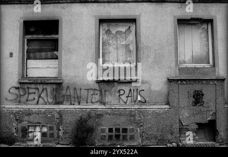 Allemagne, Berlin, 16.07.1991, spéculateurs dehors..., fenêtres cassées, embarqué, maison à Schwedter Straße, [traduction automatique] Banque D'Images