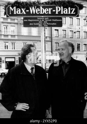 Christian Ude (à gauche) et Ulrich Beck sous le panneau Max-Weber-Platz à Haidhausen à Munich. La place a été nommée d'après le magistrat de Munich Max Weber en 1905, mais a été dédiée au sociologue du même nom lors d'une cérémonie le 3 juillet 1998. [traduction automatique] Banque D'Images