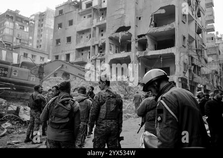 Beyrouth, Beyrouth, Liban. 13 décembre 2024. Les soldats libanais sécurisent le quartier dévasté de Basta qui a été touché par des raids aériens au cours des deux mois de guerre totale entre Israël et les militants du Hezbollah alors que les habitants de la région élevaient la voix pour exiger du gouvernement une indemnisation pour des dizaines de bâtiments dévastés et pour trouver des abris pour les familles qui ont perdu leurs maisons. (Crédit image : © Marwan Naamani/ZUMA Press Wire) USAGE ÉDITORIAL SEULEMENT! Non destiné à UN USAGE commercial ! Banque D'Images