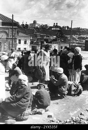 Russie 1942 mai jour de marché de Rzhev, malgré les tirs d'artillerie russe. Le photographe, membre de la 110e Division d’infanterie, a vécu ici des moments d’un quotidien presque paisible en contraste avec les combats sur le front. [traduction automatique] Banque D'Images