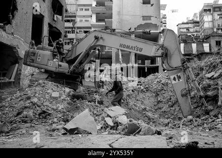 Beyrouth, Beyrouth, Liban. 13 décembre 2024. La défense civile libanaise cherche toujours parmi les débris de bâtiments dans le quartier dévasté de Basta qui ont été touchés par des raids aériens pendant les deux mois de guerre totale entre Israël et les militants du Hezbollah. Les habitants de la région ont élevé la voix demandant au gouvernement de dédommager des dizaines de bâtiments dévastés et de trouver des abris pour les familles qui ont perdu leur maison. (Crédit image : © Marwan Naamani/ZUMA Press Wire) USAGE ÉDITORIAL SEULEMENT! Non destiné à UN USAGE commercial ! Banque D'Images