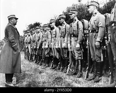 Hambourg sa hommes pendant l'entraînement pré-militaire : l'unité est inspectée. [traduction automatique] Banque D'Images