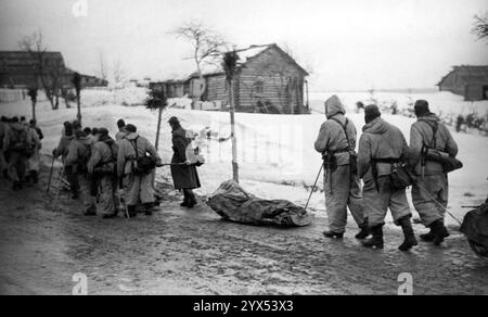 85) Russie 1943, nov/déc : les fantassins transportent des munitions, des rations et des bagages sur des traîneaux au Szosch. [traduction automatique] Banque D'Images