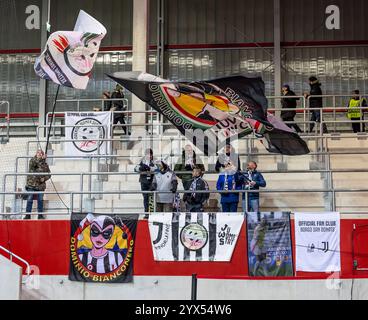 Auch einige wenige fans aus Italien haben den Weg zu diesem Spiel auf sich genommen. GER, FC Bayern Muenchen v. Juventus FC, Fussball, UEFA Womans Champions League, Gruppe C, 5. Spieltag, saison 2024/2025, 12.12.2024. Foto : Eibner-Pressefoto/Heike Feiner Banque D'Images