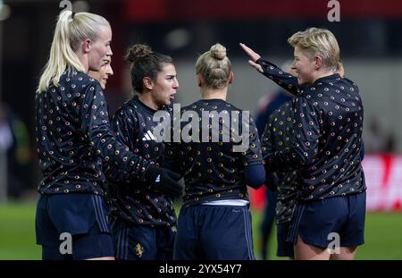 Die Juve-Spielerinnen um Paulina Krumbiegel (Juventus Turin, #27), rechts, haben Spass beim Aufwaermen. GER, FC Bayern Muenchen v. Juventus FC, Fussball, UEFA Womans Champions League, Gruppe C, 5. Spieltag, saison 2024/2025, 12.12.2024. Foto : Eibner-Pressefoto/Heike Feiner Banque D'Images