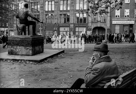 Allemagne, Berlin, 09.11.1991, démo le 9 novembre (Kristallnacht), vieux fumeur au mémorial Heinrich Heine , [traduction automatique] Banque D'Images