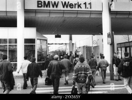 Début du quart de travail à l'usine BMW au siège de Munich. Vue de la porte 1 de Dostlerstrasse, en face du quatre cylindres BMW, prise en 1998. [traduction automatique] Banque D'Images