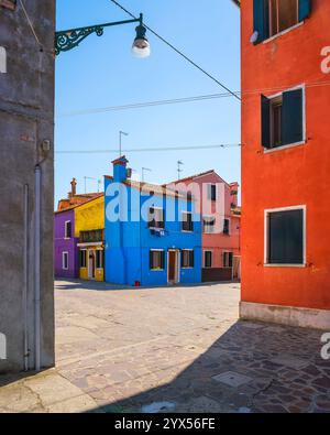 Rue de l'île de Burano, maisons colorées dans la lagune de Venise.Italie, Europe. Banque D'Images