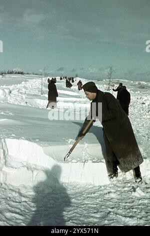 Les soldats de la 110e division d'infanterie travaillent au déneigement de la route près de leur poste à Makarowa, dans la section centrale du front de l'est, en hiver. [traduction automatique] Banque D'Images