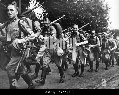 Les hommes de Hambourg sa marchent vers la zone de manœuvre pendant l'entraînement pré-militaire. [traduction automatique] Banque D'Images