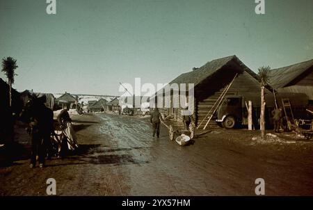 Des unités allemandes de la 110e division d'infanterie stationnées dans un village russe dans la section centrale du front de l'est pendant un dégel. [traduction automatique] Banque D'Images