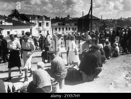 Russie 1942 mai jour de marché de Rzhev, malgré les tirs d'artillerie russe. Le photographe, membre de la 110e Division d’infanterie, a vécu ici des moments d’un quotidien presque paisible en contraste avec les combats sur le front. [traduction automatique] Banque D'Images