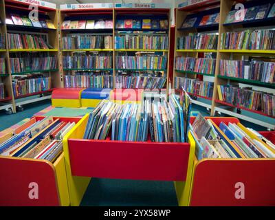 La section des livres de littérature de lecture pour enfants dans une bibliothèque publique locale au Royaume-Uni Banque D'Images