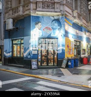 Buenos Aires, Argentine - 22 novembre 2024 : murale des footballeurs argentins Diego Maradona et Lionel Messi dans une rue de Buenos Aires Banque D'Images