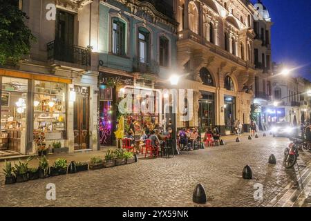 Buenos Aires, Argentine - 22 novembre 2024 : restaurants internationaux dans le quartier branché de San Telmo à Buenos Aires Banque D'Images