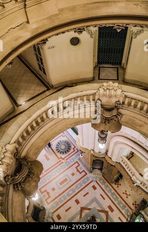 Buenos Aires, Argentine - 22 novembre 2024 : salles de l'atrium du bâtiment Palacio Barolo, Buenos Aires Banque D'Images