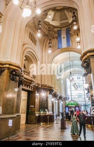 Buenos Aires, Argentine - 22 novembre 2024 : salles de l'atrium du bâtiment Palacio Barolo, Buenos Aires Banque D'Images